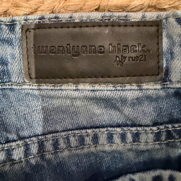 Twenty one black by rue 21 woman’s acid ashed/distressed jeans - Picture 6 of 8